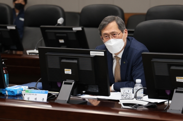 서울, 대전, 경주 3개 지역을 화상으로 연결해 진행된 간담회에서 정재훈 한수원 사장이 발언하고 있다.