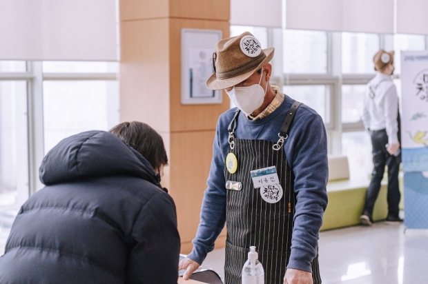 개막식 운영을 돕고 있는 시민운영단
