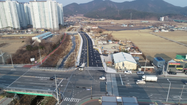 지방도 904호선과 현곡푸르지오 및 센트럴푸르지오아파트(총 2635세대)의 진입도로를 연결하는 구간이 기존 왕복 2차선에서 4차선으로 확장된 모습.