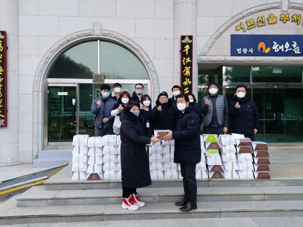 ▲ 대구천사후원회 서영우 수석부회장이 요양원 입소 어르신 기관장들에게 어르신들의 생신잔치에 사용될 케잌을 전달 선보이고 있다. [사진제공 = 대구천사후원회]