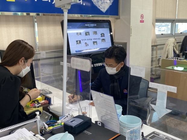 김병삼 부시장이 대이동 행정복지센터에서 전입신고서를 작성하고 있다.