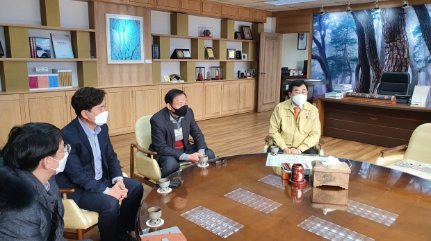 (왼쪽부터) 전상진 소상공인시장진흥공단 경주센터장, 김호진 경주부시장, 김수암 소상공인시장진흥공단 대구경북본부장, 주낙영 경주시장이 코로나19로 인해 침체된 지역 상권 활성화 방안에 대해 논의하고 있다.