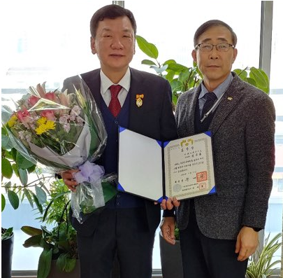 (사진설명)좌: 씨티씨바이오 성기홍 대표이사, 우: 한국단미사료협회 이상길 회장