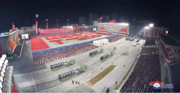 북한이 14일 평양 김일성광장에서 열린 노동당 제8차 대회 기념 열병식에서 ‘북극성-5ㅅ(시옷)’이라고 적힌 신형 잠수함발사탄도미사일(SLBM)을 공개했다.
