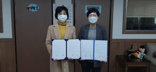 ▲사단법인 대구광역시 장애인권익협회 이수민(왼쪽) 회장과 한국시니어인지교육협회 박양미(오른쪽) 대표가 상호협력협약서를 맺는 사진 모습이다.