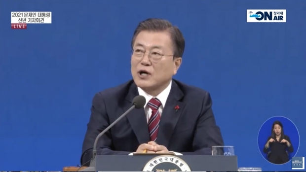 문 대통령은 “그에 대해서도(더 깊은 고민을 할 때) 대전제는 국민에게 공감대가 형성돼야 한다는 것”이며 “국민이 공감하지 않는다면 사면이 통합의 방안이 될 수 없다”고 평가하고, “오히려 극심한 국론분열이 만들어진다면, 통합에 도움이 되기는커녕 통합을 해치는 결과가 될 것”이라고 거듭 강조했다. (사진 : 청와대)