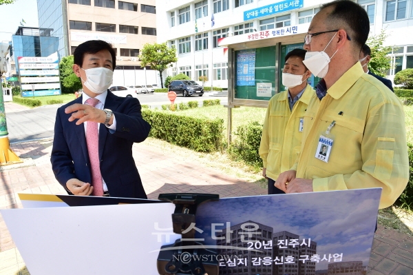 조규일 진주시장이 감응신호 현장점검을 하고 있다.