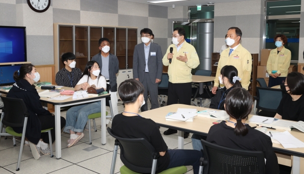 주낙영 경주시장이 서정원 경주교육장과 함께 지난해 6월 11일 첫 신입생 60명을 선발한 경주시 감포읍 소재 한국국제통상마이스터 고등학교를 찾아 학교 운영 및 시설방역 현장을 점검하고 있다.