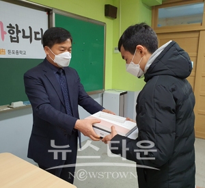 졸업생 전원에게 스마트기기(태블릿 노트북) 선물