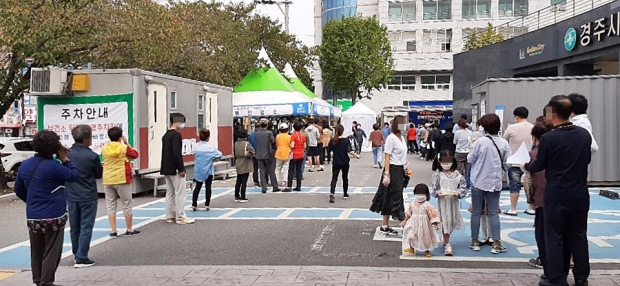 경주시가 정부의 코로나19 백신 예방접종 계획에 따라 신속하고 완벽하게 진행하기 위해 ‘코로나19 예방접종 추진단’을 구성한 가운데, 경주시보건소에 마련된 선별진료소 모습.