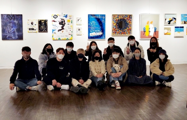 '15인 작가전' 에 모인 미술 작가들