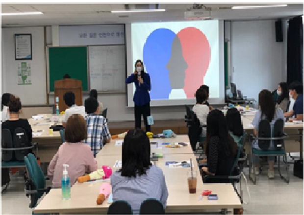 교육내용에 집중하는 교육생들