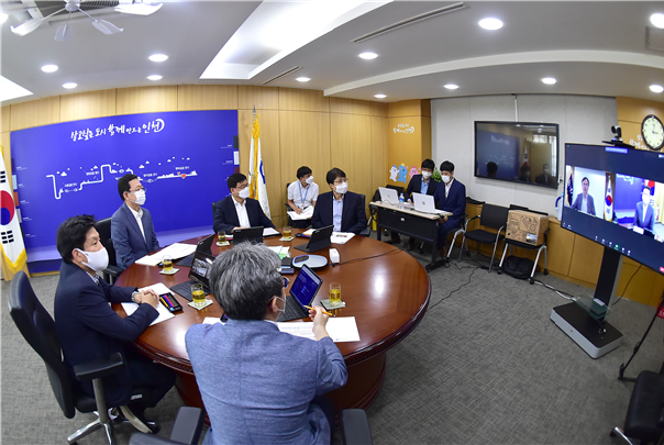 지난 16일  박남춘 인천시장이 시청 집무실에서 열린 '코로나19 대응 영상 수출상담회'에 온라인으로 참관하고 있다