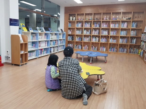 독서마일리지제 운영 관련 책읽는 모습