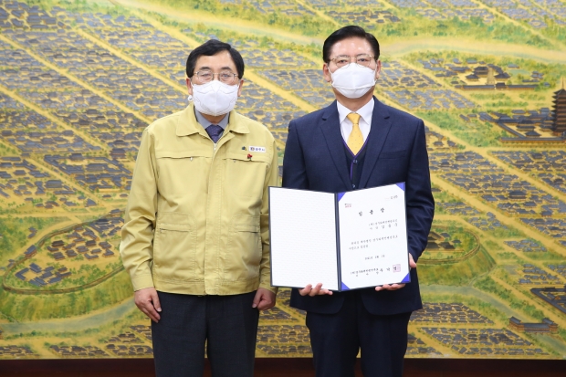 (오른쪽부터)김용국 신임 사장이 경주시청 대외협력실에서 임용장을 수여받고, 주낙영 경주시장과 함께 기념촬영을 하는 모습