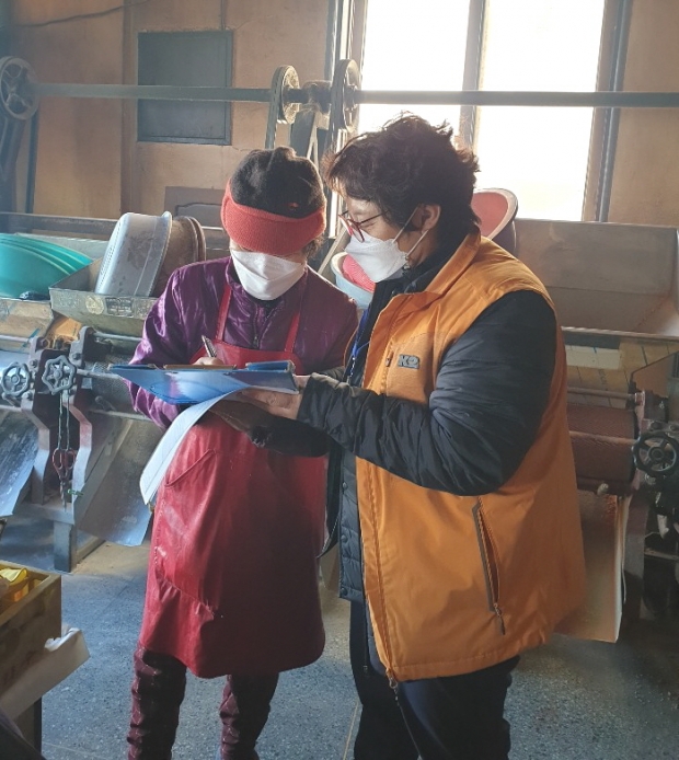 경주시가 민족 최대 명절 설을 앞두고 시민들이 안심하고 식품을 구매할 수 있도록 위생관리실태 점검을 실시하고 있다