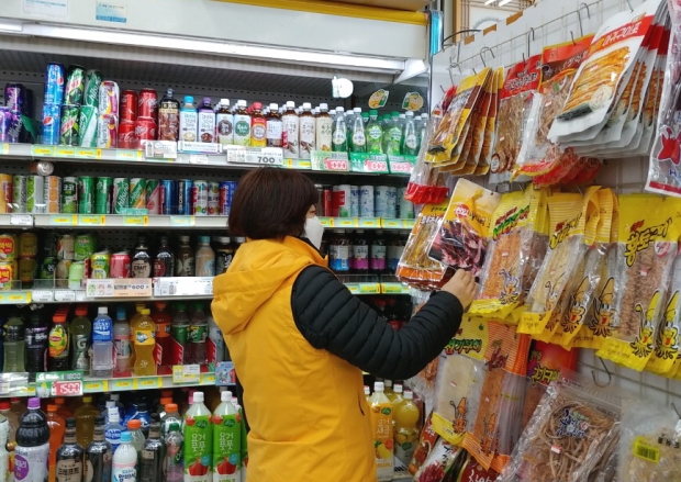 경주시가 민족 최대 명절 설을 앞두고 시민들이 안심하고 식품을 구매할 수 있도록 위생관리실태 점검을 실시하고 있다