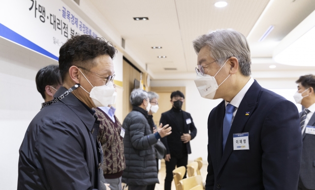 인사를 하고 있는 이재명 경기지사