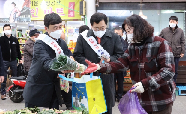 주낙영 경주시장을 비롯한 경주시청 공무원들이 3일 경주 성동시장에서 설맞이 장보기 행사를 갖고 있다