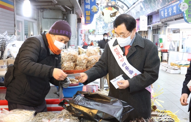 주낙영 경주시장을 비롯한 경주시청 공무원들이 3일 경주 성동시장에서 설맞이 장보기 행사를 갖고 있다
