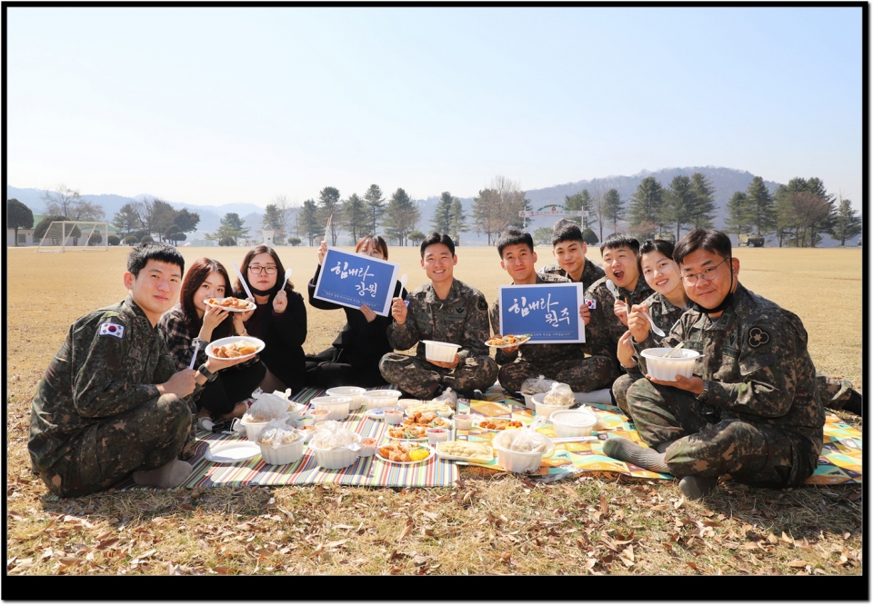 지난해 3월, 36사단 간부들이 한 달에 2번 지역상권을 돕기 위해 식당에서 주문한 음식을 부대로 가져와 식사하는 통통데이(通通－ｄａｙ）를 실시하며, ‘힘내라 강원, 원주’를 외치고 있다