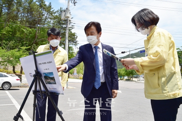 조규일 진주시장이 진양호 우드랜드 공사 현장을 찾아 점검하고 있다.