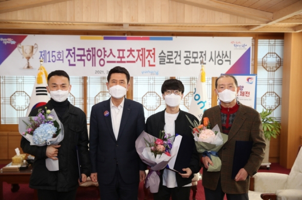(왼쪽부터) 최우수상 수상자 강경민, 이강덕 포항시장, 우수상 수상자 하창목,                    장려상 수상자(홍성수)의 대리인(아버지) 홍경식
