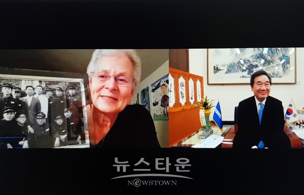 이낙연 더불어민주당 대표가 설 연휴를 이틀 앞둔 2월 9일(한국시간), 미국 평화봉사단으로 한국에 왔던 마가렛 허쉬 레스터 영어선생님(미국 워싱턴 D.C 거주)과 54년 만에 영상통화로 재회했다. 사진)좌측부터 마가렛 허쉬 레스터 선생님, 이낙연 더불어민주당 대표