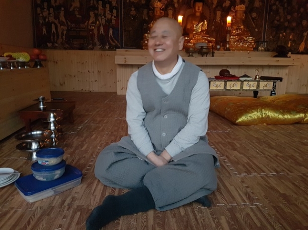 취재 기자에게 환하게 웃어보이는 운천스님