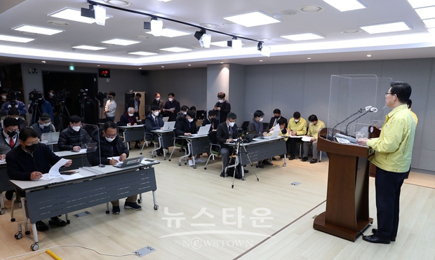 양승조 충남지사가 2월 16일 도청에서 기자회견을 열고 아산 귀뚜라미 보일러 공장에서 코로나19 집단 발생과 관련하여 대응 상황 및 향후 조치 계획을 밝히고 있다.