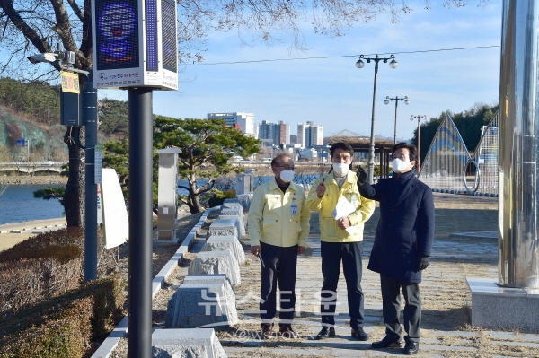 조규일 진주시장이 문화예술회관 앞에 설치된  미세먼지 신호등을 점검하고 있다.