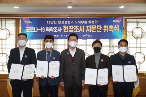 (왼쪽부터) 정연규 전 대송면장, 박인환 전 북구보건소 건강관리과장, 이강덕 포항시장, 이진석 전 남구보건소 보건정책과장, 윤장형 전 효곡동장