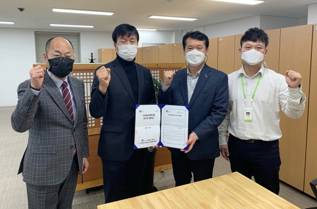 경주시는 22일 한국토지주택공사 대구경북지역본부와 저소득층 주거급여 수선유지급여 위·수탁 업무협약을 체결한 후 기념촬영을 하고 있다.