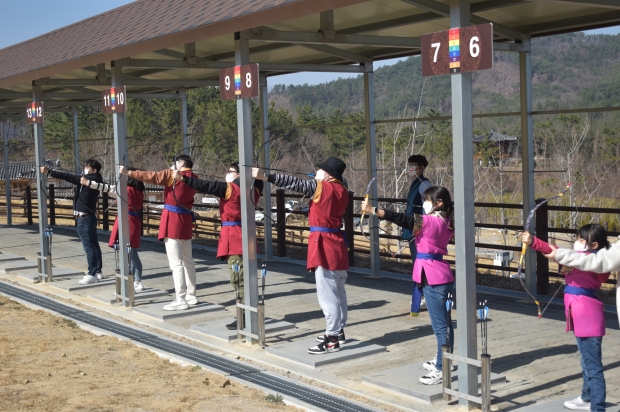 경주시 SNS알리미들이 화랑마을에서 국궁체험을 하는 모습