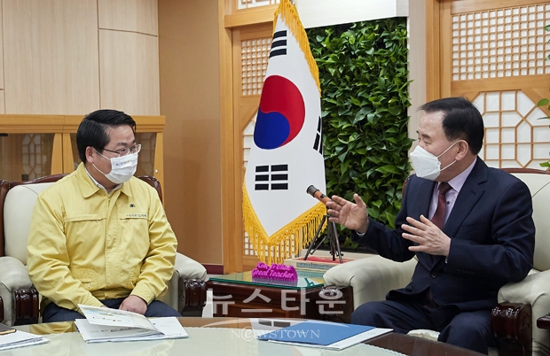 오세현 아산시장(사진/좌측)이 2월 25일 관내 북부권 및 동부권 일반 고등학교 추가 신설 건의를 위해 충청남도교육청을 방문, 김지철 교육감(사진/우측)과 면담했다.