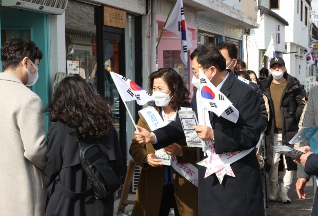 지난 26일 주낙영 경주시장과 황남동 이·통장, 상인, 경주시 새마을회 회원 등 20여 명이 황리단길을 찾아 관광객과 시민을 상대로 태극기가 새겨진 마스크와 태극기를 나눠주고 있다.