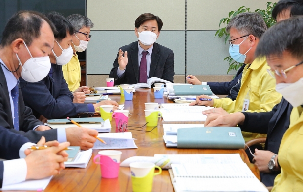 경주시가 지난 25일 김호진 부시장 주재로 ‘2022년도 국가투자예산 신규사업 발굴 및 전략보고회’를 개최하고 내년도 국비확보에 대해 논의하고 있다.