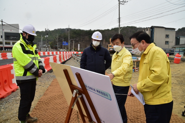 조규일 진주시장이 말티고개~장재도로 확포장공사 현장을 찾아 점검하고 있다.