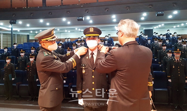 임관사령장을 받은 김현석 소위(법학과 17)가 김재필 교학부총장, 학군단장 강진규 대령으로부터 계급장을 수여받고 있다.