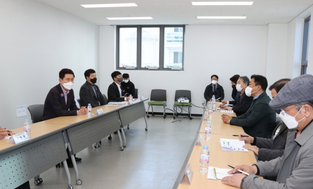 이강덕 포항시장, 지진피해조사단 주관사 A1손해사정 대표 등 10명이 간담회를 진행하고 있다.