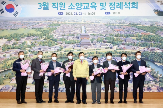 지난 3일 제55회 납세자의 날을 맞이해 지방재정확충 및 건전한 납세 풍토 조성에 기여한 재정확충기여자에게 감사패를 전달한 후 기념촬영을 하고 있다.