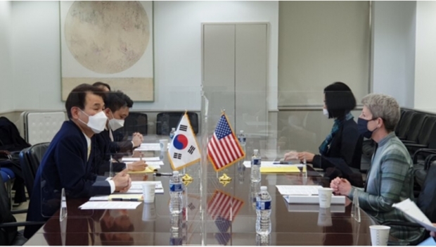 미국의 방위비 협상 대표인 도나 웰튼 국무부 정치군사국 선임보좌관(오른쪽)과 정은보 한국 방위비분담 협상대사가 5월 워싱턴에서 방위비분담특별협정에 대해 논의했다. 미 국무부 사진.