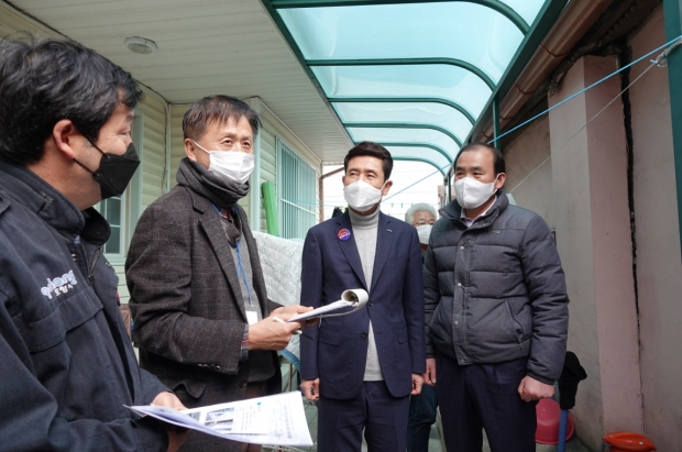 이강덕 포항시장이 지난 2월 26일 포항지진피해조사단과 피해지역 조사현장을 점검하고 폭넓은 피해인정을 요청했다.