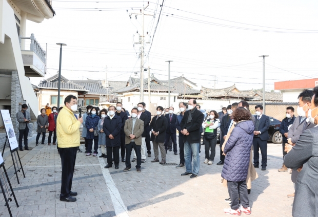 주낙영 경주시장이 9일 선도동 문화중고-야척 간 도시계획도로 사업과 황남동 생활문화센터 현장을 찾아 직접 점검하고 있다.