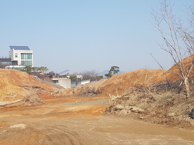 주택건축을 위해 허가 받은 방향으로도 산림이 훼손됐다