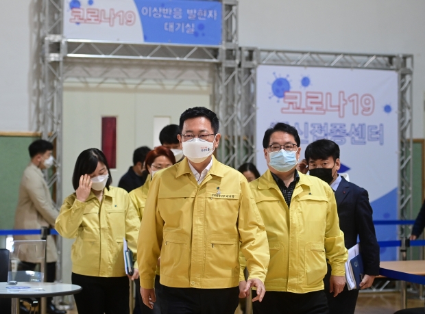 박남춘 인천광역시장이 15일 연수구 선학체육관에 설치된 코로나19 예방접종센터를 점검하고 있다.