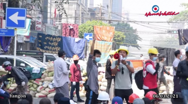 15일에는 양곤과 중부에 있는 제2의 도시 만달레이에서 20명 이상의 사망이 확인됐다. 지금까지 시위대 진압에는 주로 경찰이 해당돼 왔으나 계엄령이 내려진 지역에서는 국군이 전면에 나설 것으로 보인다. 갈수록 무력 탄압이 심해질 것으로 내다보인다. (사진 : 유튜브 캡처)