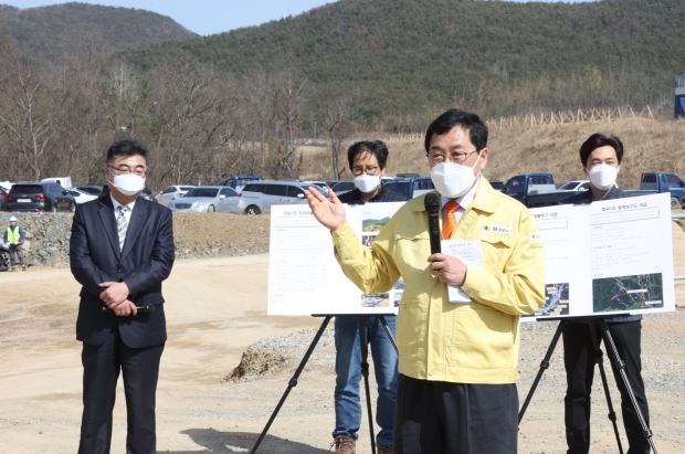 주낙영 경주시장이 16일 내남면을 찾아 ‘명계3일반산업단지 조성’, ‘신농업 혁신타운 조성’, ‘노곡 소하천 재해복구사업’ 등 내남면의 주요 사업 추진 현황을 직접 점검하고 있다
