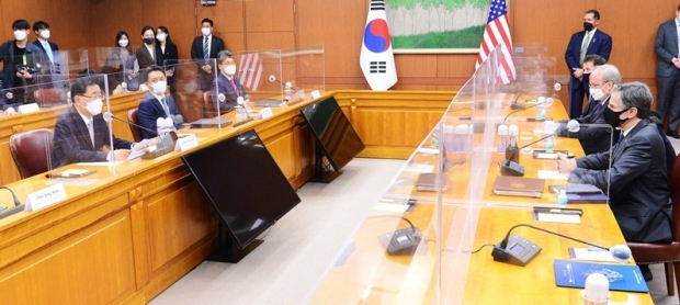 정 장관과 블링컨 장관은 북한 및 북핵문제가 시급히 다루어야 할 중대한 문제라는 데 인식을 같이 하고, 한반도의 완전한 비핵화 및 항구적 평화 정착에 진전을 가져오기 위한 양국 간 협력방안에 대해 심도 있게 협의하고, 또 ‘한미일 협력’의 중요성에 공감하고, 우리의 신남방정책과 연계하여 역내 평화와 번영을 위한 한미 간 협력을 계속 증진시켜 나가기로 했다.(사진 : 외교부)