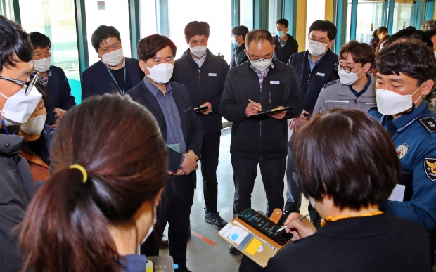 김호진 경주 부시장이 예방접종센터 예정지인 실내체육관을 찾아 행정안전부, 경찰청, 소방청, 국방부 관계자들과 합동점검을 실시하고 있다.